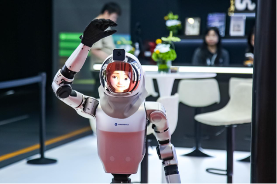 2025上海车展探秘，光峰科技展台的这款机器人被围观